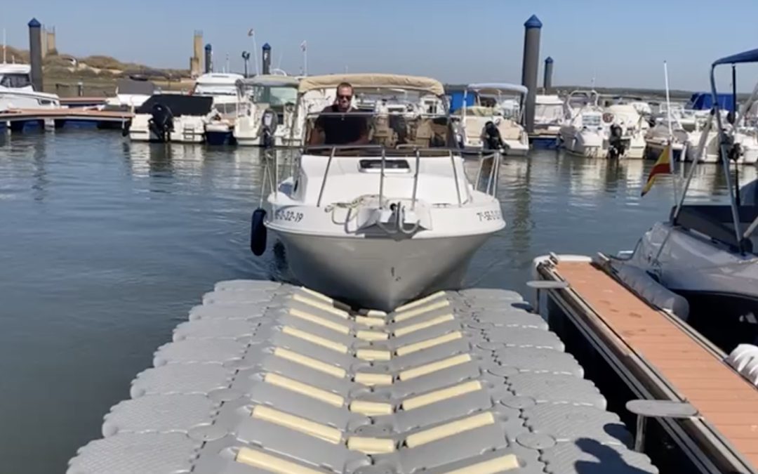 Ber flottant pour amarrage à sec d’un hors-bord à coque rigide – Séville – Espagne