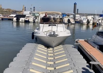 Ber flottant pour amarrage à sec d’un hors-bord à coque rigide – Séville – Espagne