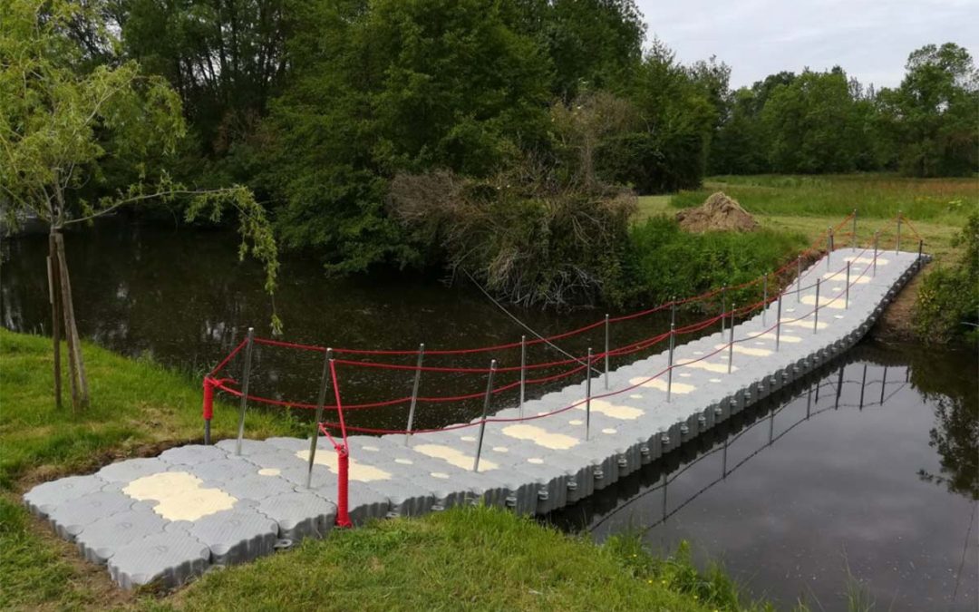 Passerelle flottante sur la rivière Le Thauoret  – Commune de Saint Varent -2019