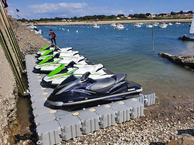 Base d’amarrages à sec pour location de jet-skis avec suivi du marnage – Jet-ski Préfailles