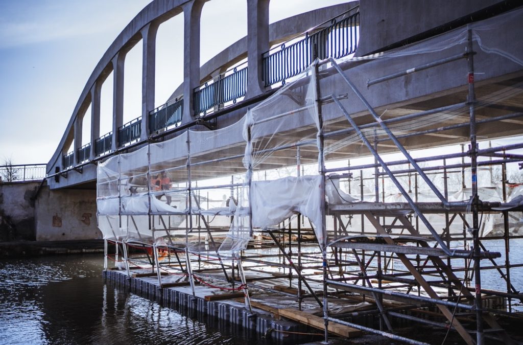 Ponton de travail avec échafaudage sous le pont Neuf enjambant le canal du Midi- Cers – Hérault – France