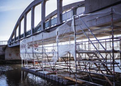 Ponton de travail avec échafaudage sous le pont Neuf enjambant le canal du Midi- Cers – Hérault – France