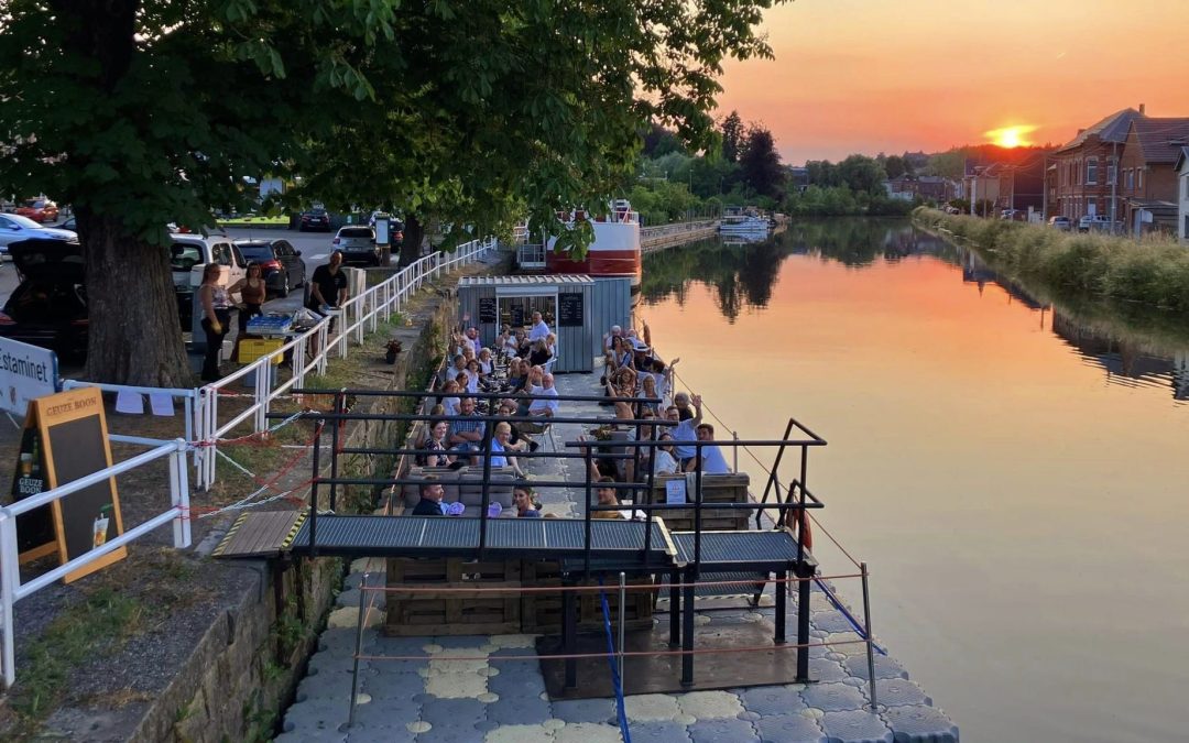 Terrasse flottante estival de l’Estaminet à Thuin (Be)