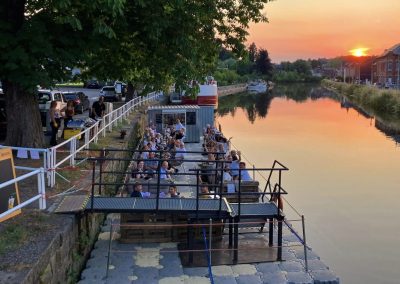 Terrasse flottante estival de l’Estaminet à Thuin (Be)