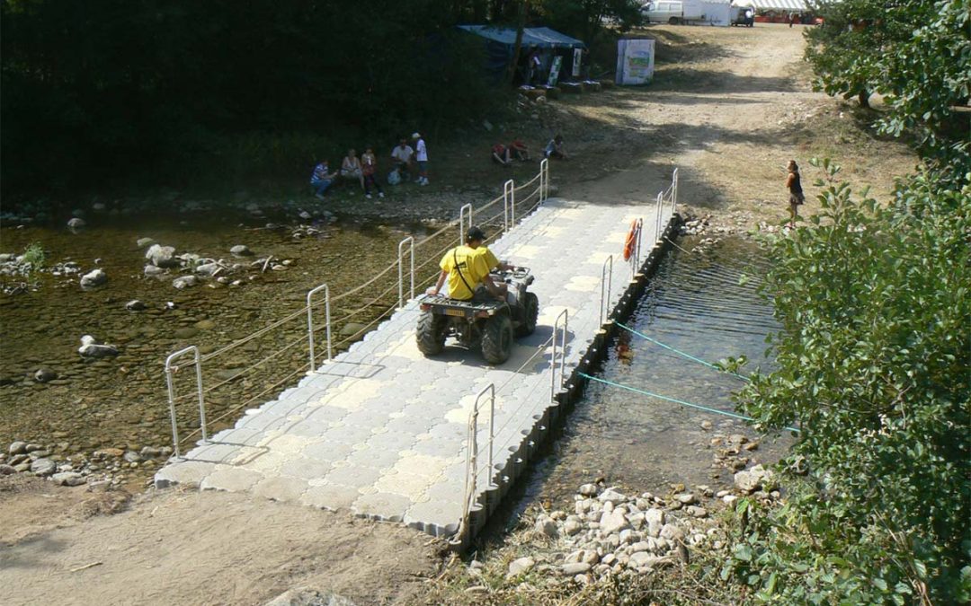 Passerelle sur la rivière Doux – Désaigne, Ardèche – 2010