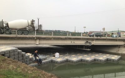 Chantier BTP fluvial sous un pont routier
