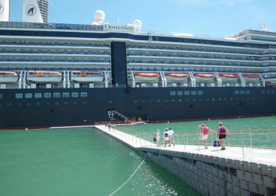 Ponton d’embarquement pour le paquebot Oosterdam à Sète