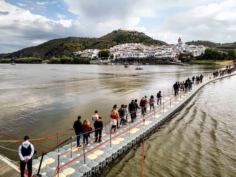 Passerelle de 250 mètres avec ouverture pour le Festival del Contrabando – depuis 2017