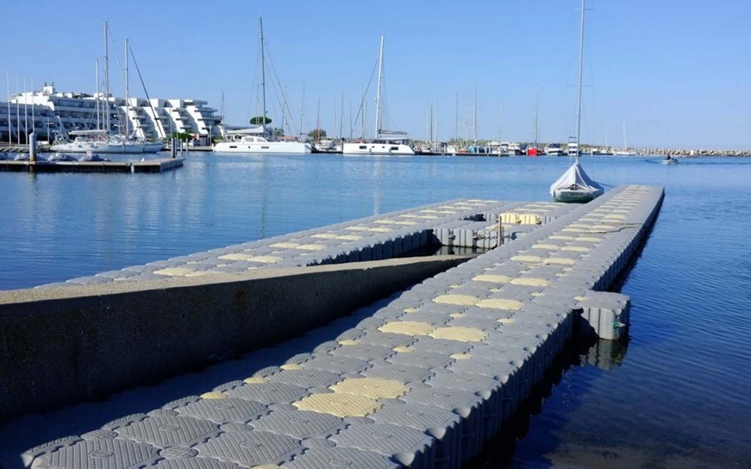 Livraison et montage des nouveaux pontons pour le port de Port Camargue
