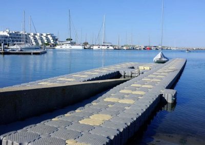 Livraison et montage des nouveaux pontons pour le port de Port Camargue