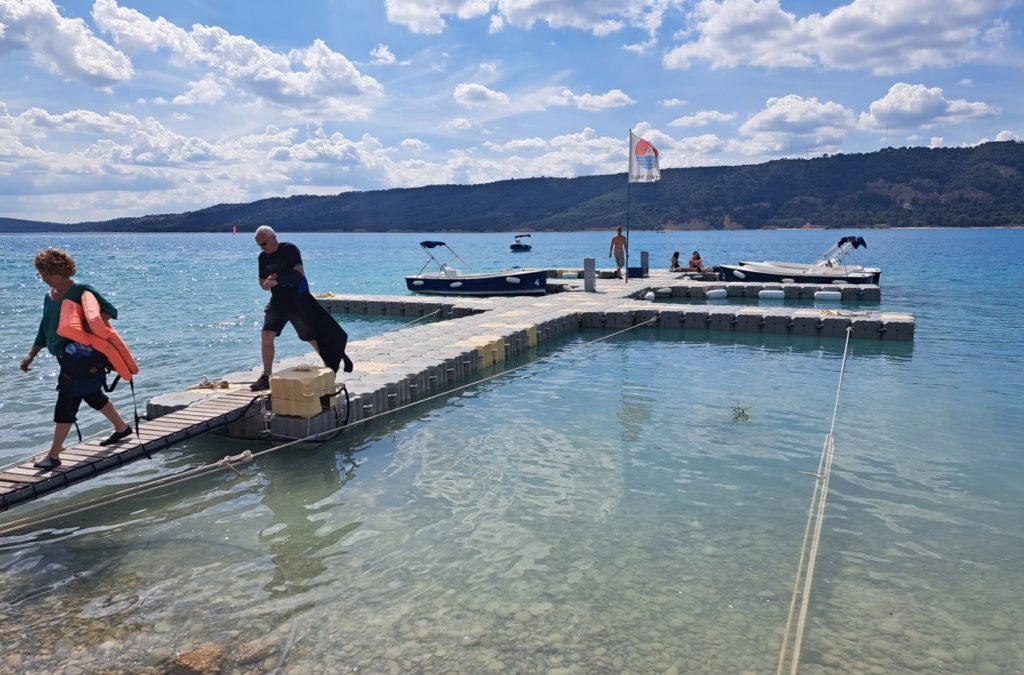 Pontons saisonniers touristiques sur le lac de Sainte Croix du Verdon – été 2023