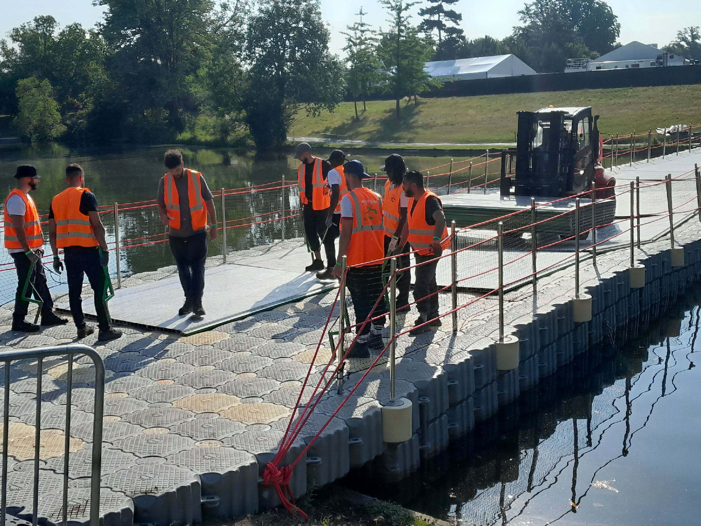 installation-passerelle-flottante-evenement-festival4l-paris structure flottante par marine floor europe au festival4l à paris