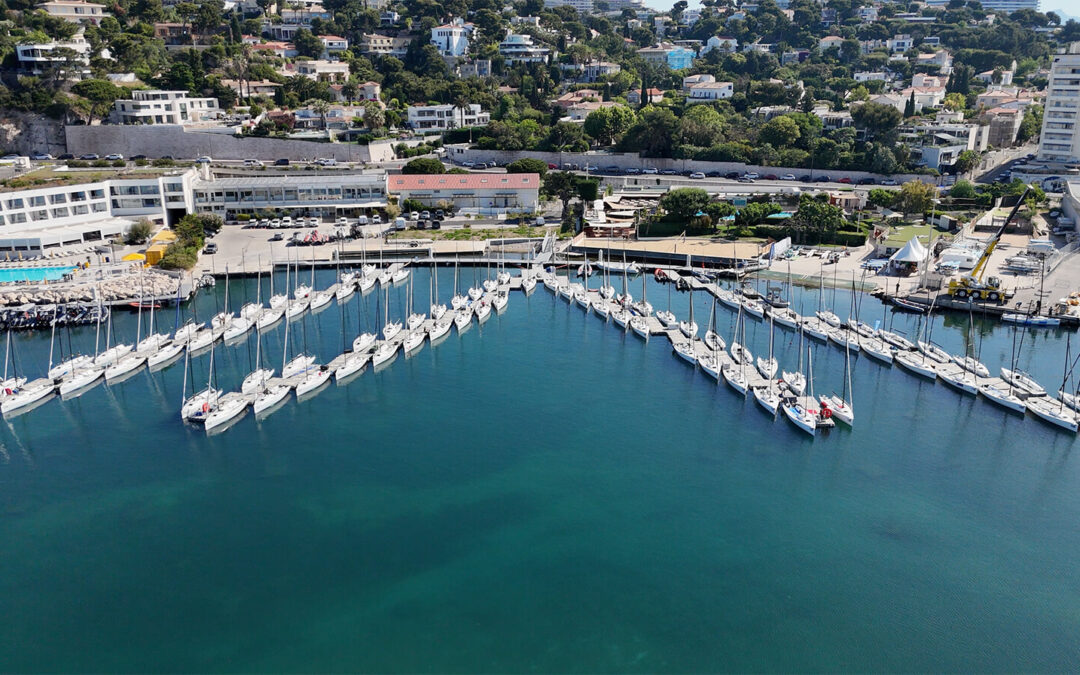Marine Floor Europe a conçu une structure flottante innovante pour accueillir le Championnat du Monde J/70 à Marseille