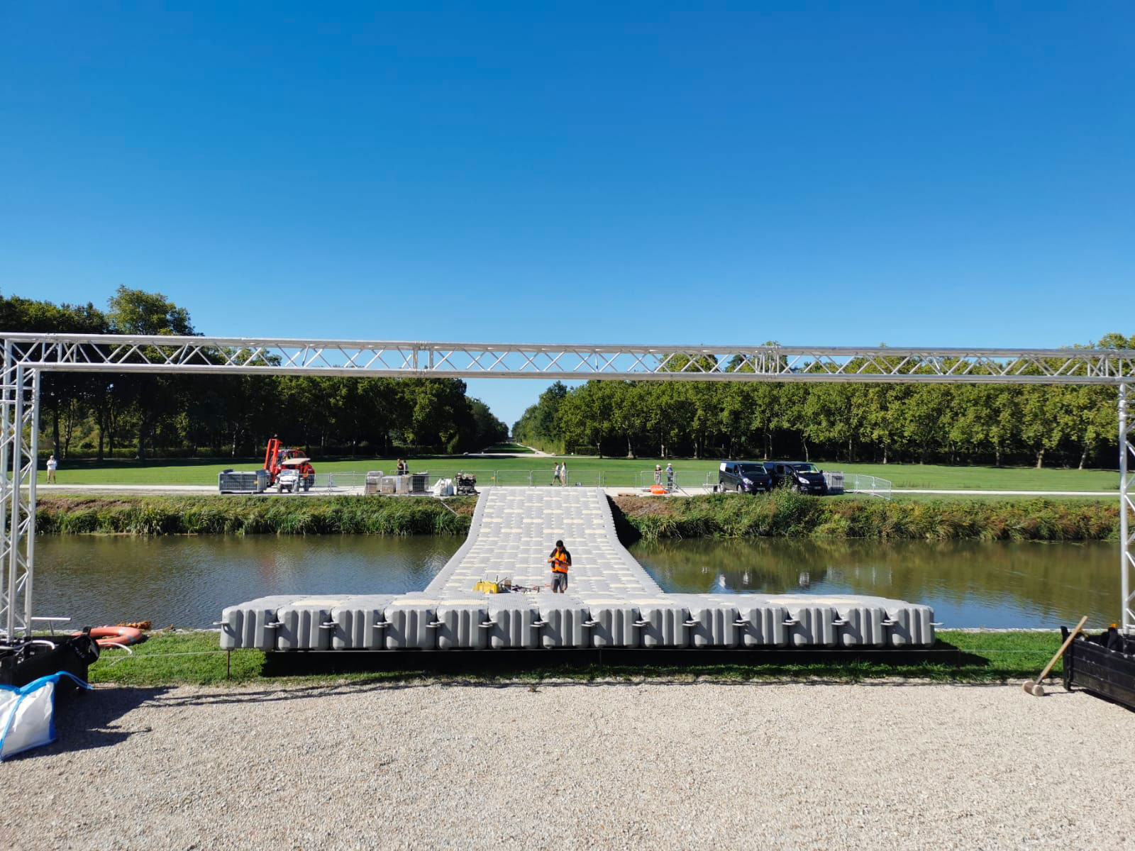 mise en scène d'une passerelle flottante sur mesure marine floor europe au chateau de chambord