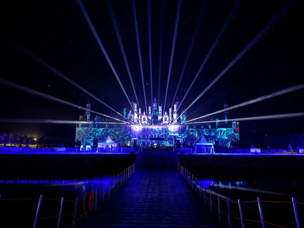 installation d'une passerelle flottante sur mesure marine floor europe au chateau de chambord pour le monumental tour 2025