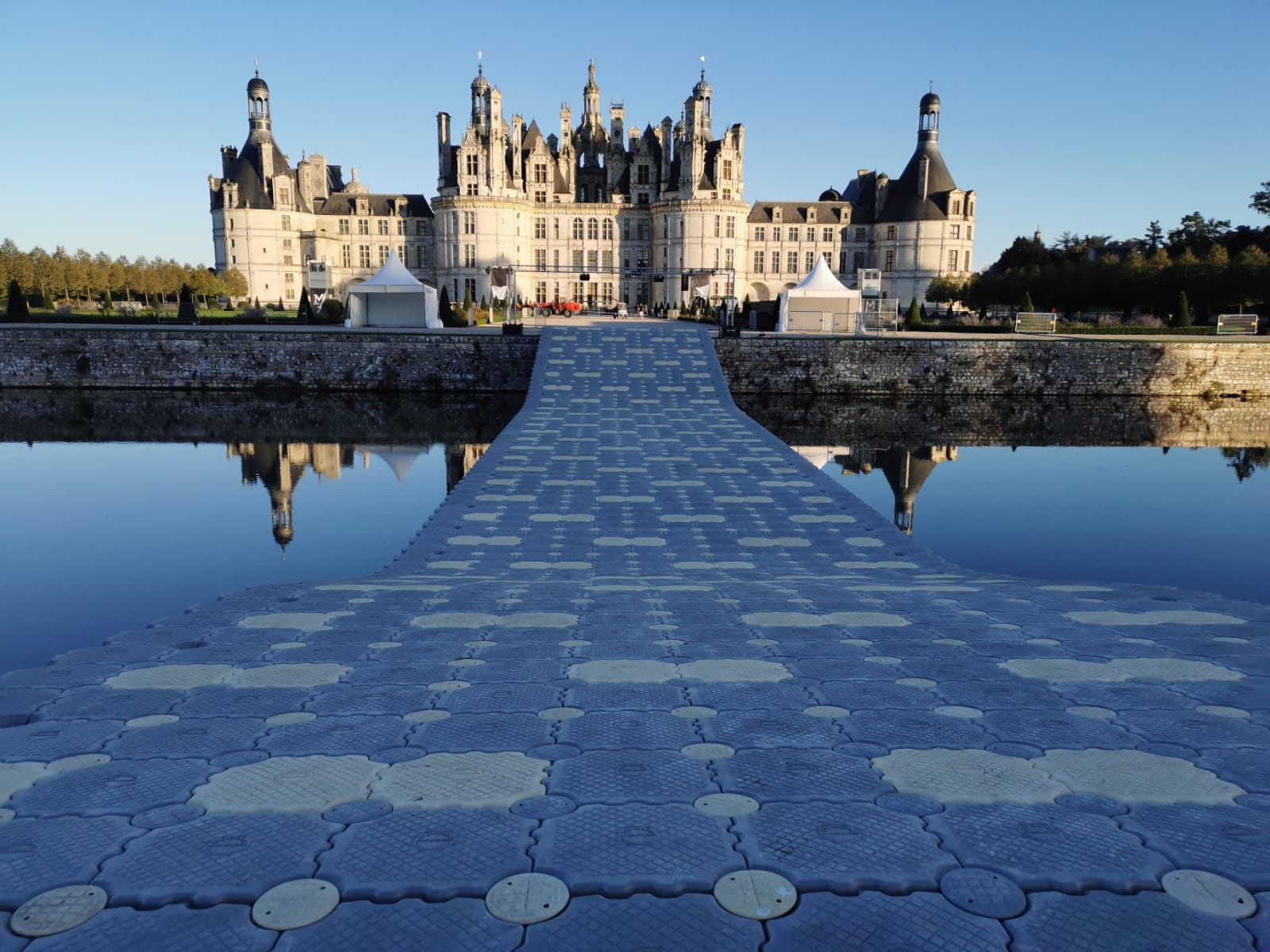 passerelle-flottante-sur-mesure-marine-floor-europe-chateau-chambord installation d'une passerelle flottante sur mesure marine floor europe au chateau de chambord