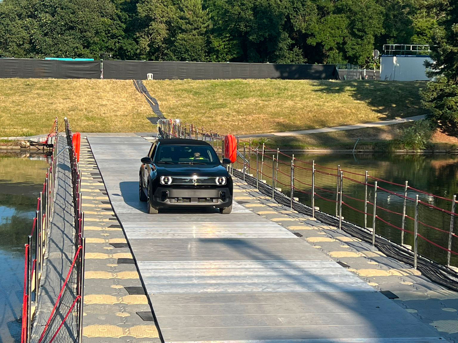 passerelle-flottante-sur-mesure-renault-festival4l-paris installation d'une passerelle flottante sur mesure par marine floor europe au renault festival4l