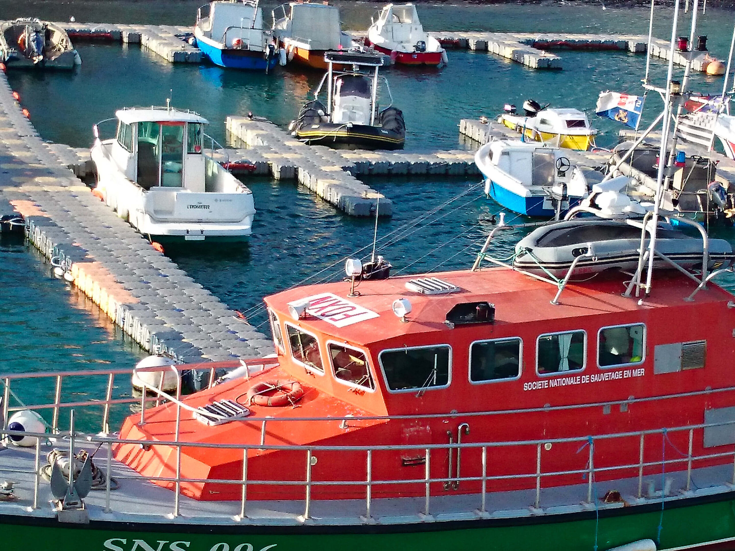 port de peche de Belle Ile en mer avec les pontons modulaires Marine Floor Europe