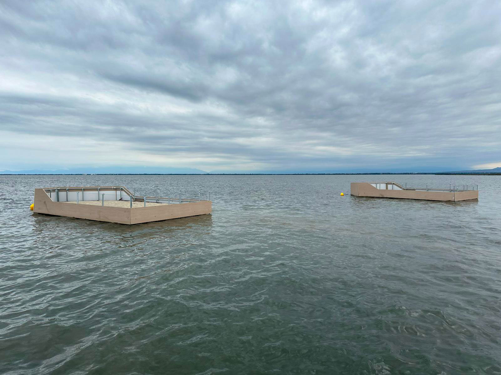 radeaux-nidification-sternes-etang-salses-leucate radeaux de nidification pour les sternes sur l’étang de Salses-Leucate