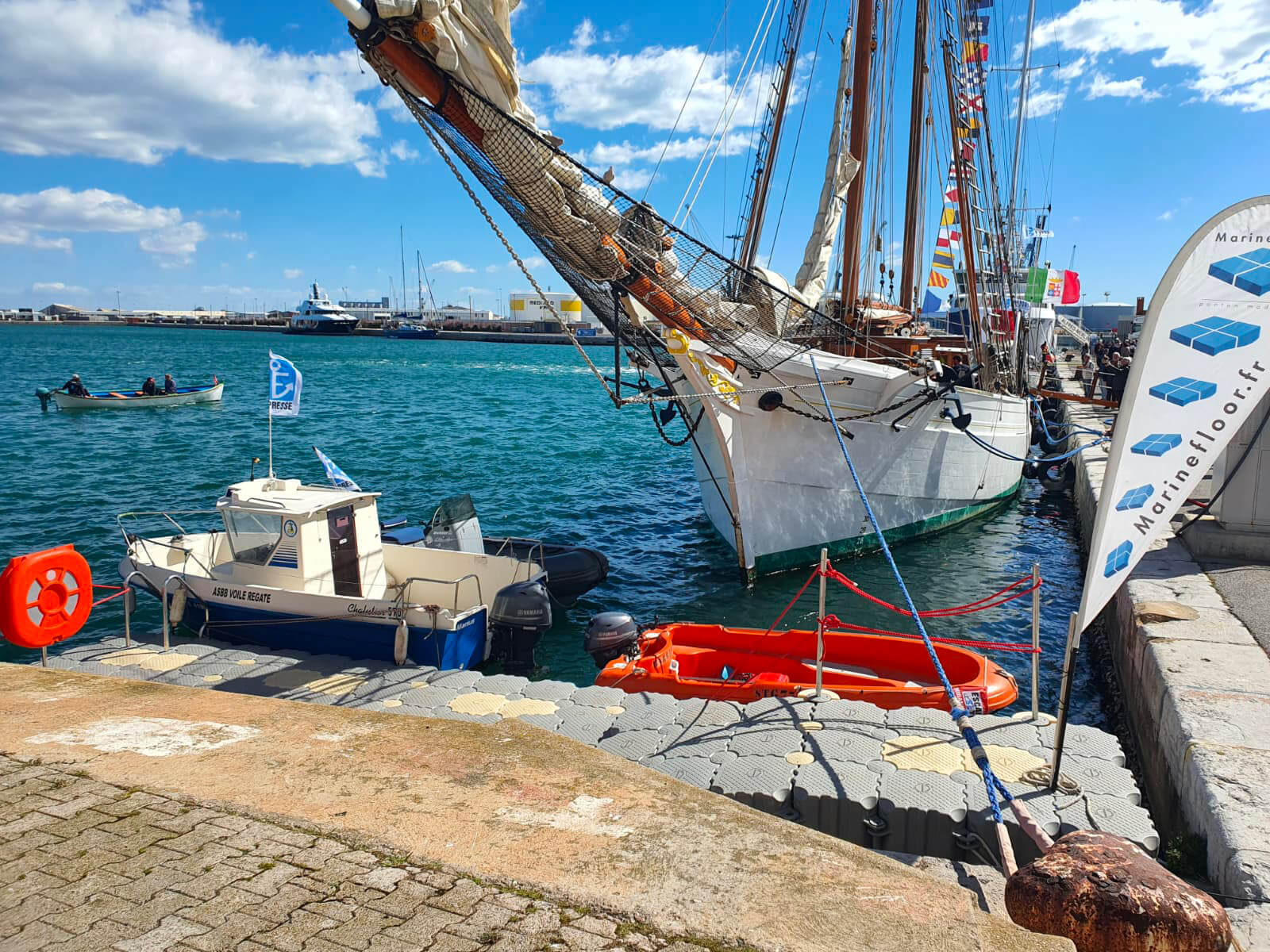 Marine Floor Europe propose des solutions flottantes pour événement maritime