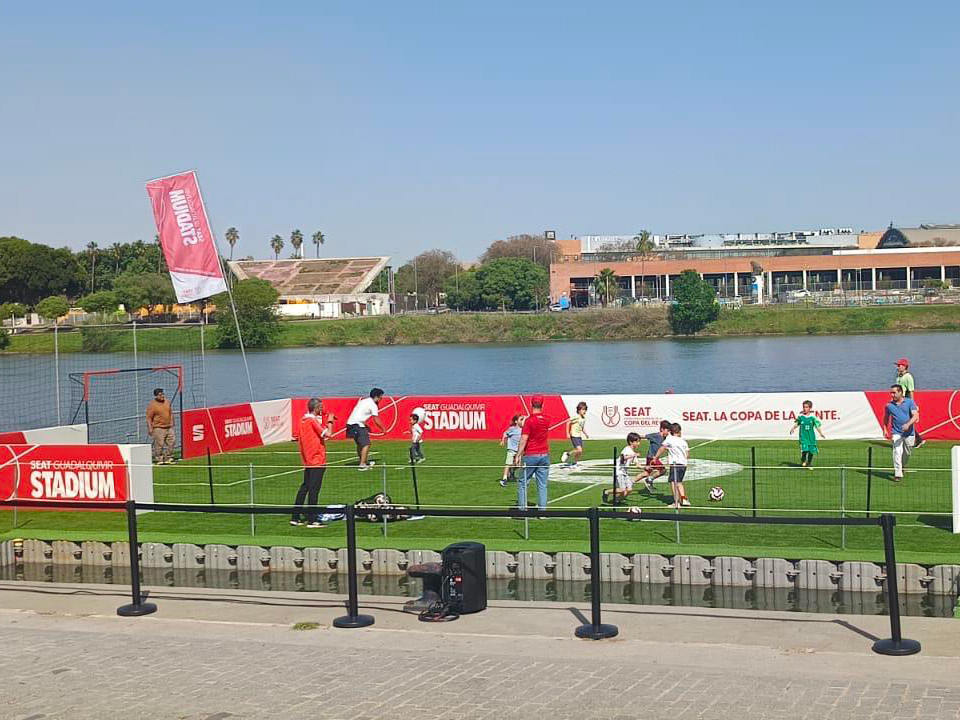 terrain de football flottant  Marinefloor à l’occasion de la finale de la Copa del Rey 2025 à Séville